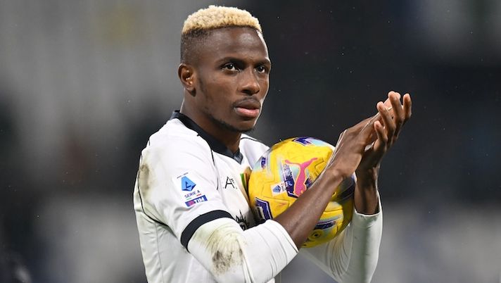 REGGIO NELL'EMILIA, ITALY - FEBRUARY 28: Victor Osimhen of SSC Napoli applauds the fans whilst holding the match ball after his hat-trick during the victory in the Serie A TIM match between US Sassuolo and SSC Napoli at Mapei Stadium - Citta' del Tricolore on February 28, 2024 in Reggio nell'Emilia, Italy. (Photo by Alessandro Sabattini/Getty Images) Romano: “Osimhen, il Galatasaray ha già prenotato un volo appena saranno risolti i dettagli” - immagine 1