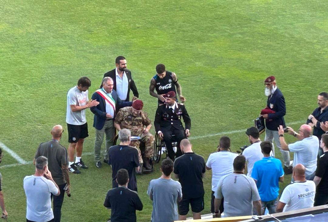 Riconoscimento a due colonnelli e maglietta regalata a conte: presenti anche Edo De Laurentiis e Di Lorenzo