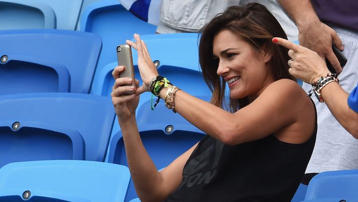 NATAL, BRAZIL - JUNE 24:  Alena Seredova, wife of Gianluigi Buffon of Italy, take a photograph ahead of the 2014 FIFA World Cup Brazil Group D match between Italy and Uruguay at Estadio das Dunas on June 24, 2014 in Natal, Brazil.  (Photo by Claudio Villa/Getty Images)  “Pensavi la vita ti avrebbe offerto altra felicità?”. Alena Seredova risponde così - immagine 1