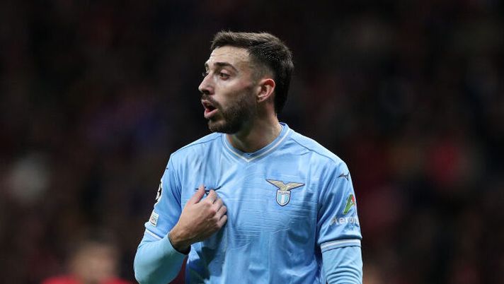 MADRID, SPAIN - DECEMBER 13: Mario Gila of SS Lazio reacts during the UEFA Champions League match between Atletico Madrid and SS Lazio at Civitas Metropolitano Stadium on December 13, 2023 in Madrid, Spain. (Photo by Gonzalo Arroyo Moreno/Getty Images) Medico Lazio: “Quando può tornare Gila! Zaccagni, Kamada e Rovella…” - immagine 1