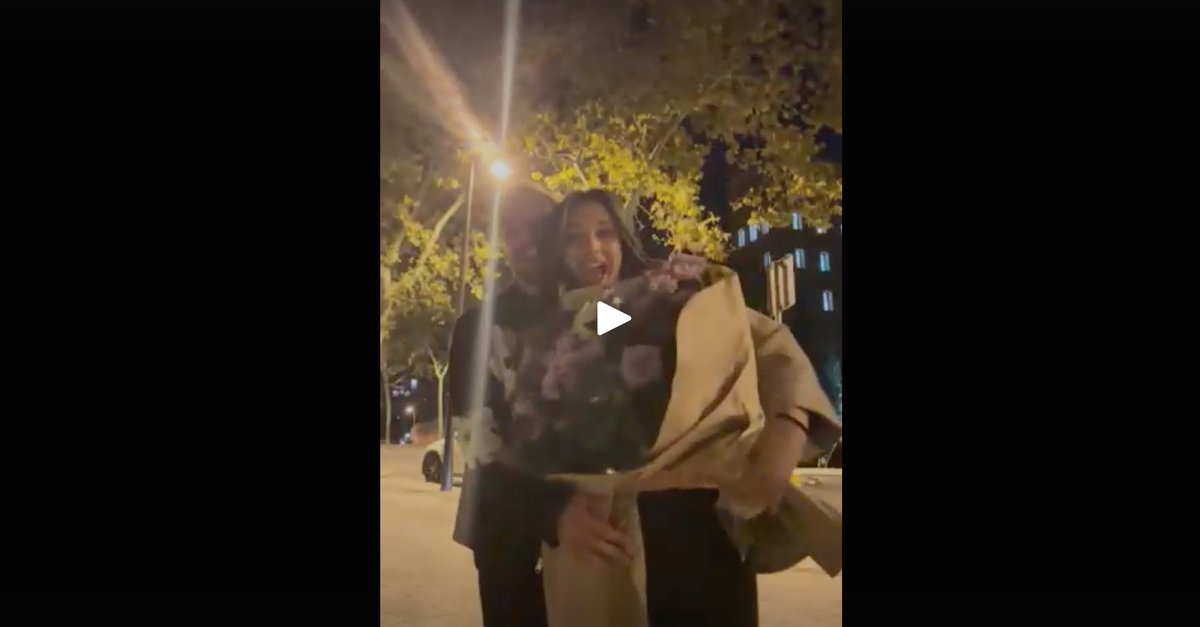video barcellona giovane coppia gira un video romantico ma poi spunta8230