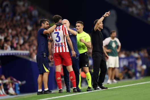 BARCELLONA, SPAGNA - 17 AGOSTO: Matteo Ruggeri dell'Atletico de Madrid riceve assistenza medica durante la partita della LaLiga EA Sports tra RCD Espanyol de Barcelona e Atletico de Madrid allo Stadio RCDE il 17 agosto 2025 a Barcellona, Spagna. (Foto di Judit Cartiel/Getty Images)
