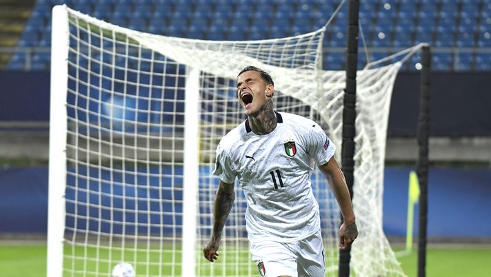 CELJE, SLOVENIA - MARCH 24: Gianluca Scamacca of Italy celebrates scoring his team's first goal during the 2021 UEFA European Under-21 Championship Group B match between Czech Republic and Italy at Stadion Celje on March 24, 2021 in Celje, Slovenia. Sporting stadiums around Slovenia remain under strict restrictions due to the Coronavirus Pandemic as Government social distancing laws prohibit fans inside venues resulting in games being played behind closed doors. (Photo by Jurij Kodrun/Getty Images) UFFICIALE – Scamacca è il nuovo centravanti dell’Atalanta dopo la cessione di Hojlund - immagine 1