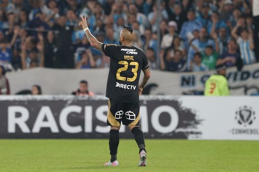Vidal dopo il rosso ripete il gesto che gli è costato caro. (Foto di Daniel Jayo/Getty Images) Vidal provoca i tifosi avversari e viene espulso: Colo-Colo fuori dalla Libertadores- immagine 2