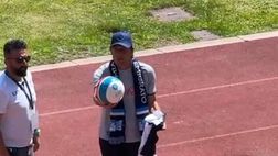 Dimaro day 4, Conte firma autografi e calcia un pallone ai tifosi in tribuna