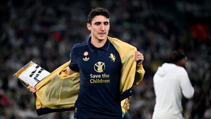 TURIN, ITALY - OCTOBER 19: Andrea Cambiaso of Juventus looks on prior to the Serie A match between Juventus and SS Lazio at Allianz Stadium on October 19, 2024 in Turin, Italy. (Photo by Daniele Badolato - Juventus FC/Juventus FC via Getty Images) NEWS – Luiz, Cambiaso, Walker, Dele, Tavares, Mandas, Sommer, Loftus, Lucca e novità Helgason - immagine 1