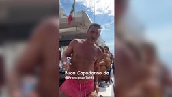 Totti fa ridere tutti in barca: auguri di Capodanno a Ferragosto