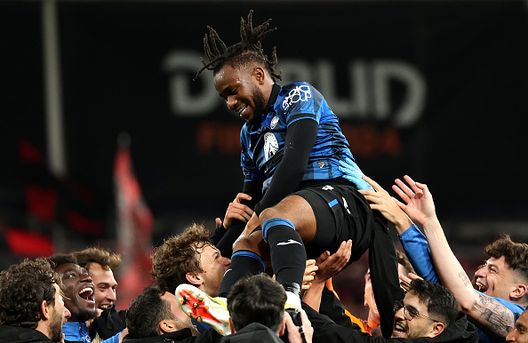 Ademola Lookman dell'Atalanta BC viene sollevato dai suoi compagni di squadra mentre i giocatori dell'Atalanta BC festeggiano dopo la vittoria sul Bayer 04 Leverkusen durante la finale di UEFA Europa League 2023/24 tra Atalanta BC e Bayer 04 Leverkusen alla Dublin Arena il 22 maggio 2024 a Dublino, Irlanda. (Foto di Richard Heathcote/Getty Images) Lookman