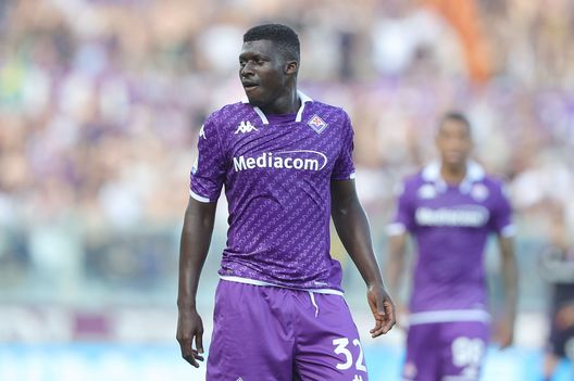 FLORENCE, ITALY - MAY 27: Joseph Alfred Duncan of ACF Fiorentina looks on during the Serie A match between ACF Fiorentina and AS Roma at Stadio Artemio Franchi on May 27, 2023 in Florence, Italy. (Photo by Gabriele Maltinti/Getty Images) Arthur non esclude Dominguez, ma serve una cessione: ecco chi dovrebbe partire- immagine 2