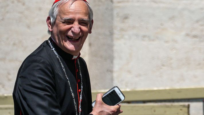 ROME, ITALY - APRIL 30: Italian Cardinal Matteo Maria Zuppi leaves the Vatican after a College of Cardinals' meeting on April 30, 2025 in Rome, Italy. Funeral rites for the late Pope Francis are held for nine days after his burial as he is mourned and celebrated by the faithful. During this time, the Vatican prepares for the process to elect a new Pope, known as the Conclave, which must begin within 15 to 20 days of the Pope's death. (Photo by Christopher Furlong/Getty Images) Conclave, il Liceo Virgilio tifa per Zuppi: “È romanista fracico” - immagine 1