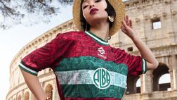 Roma, l’omaggio dell’Alba: una maglia ispirata alla cartografia storica della città