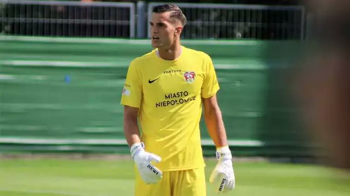 Portiere “colpevole” della retrocessione Wisla: gli ultras lo vedono a una festa e gli rompono il pollice - immagine 1