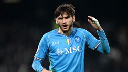 FOTO Kvara supporta il Napoli da casa: il messaggio del georgiano