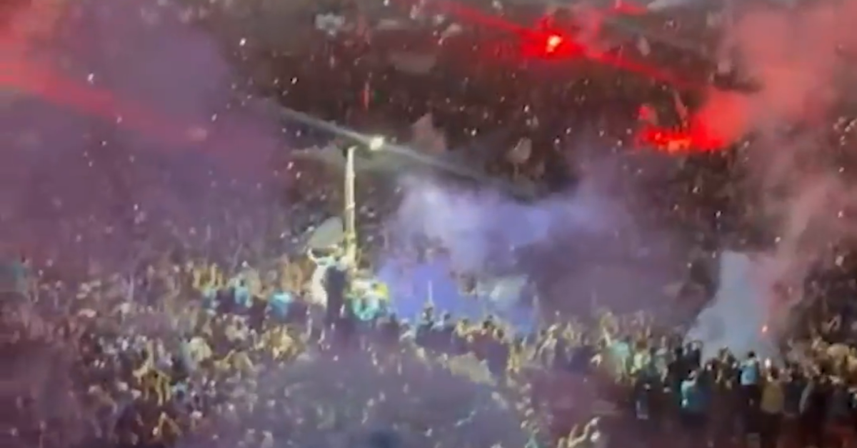 Scudetto al Napoli: gioia in Piazza del Plebiscito al gol di Lukaku | VIDEO Scudetto al Napoli: gioia in Piazza del Plebiscito al gol di Lukaku | VIDEO