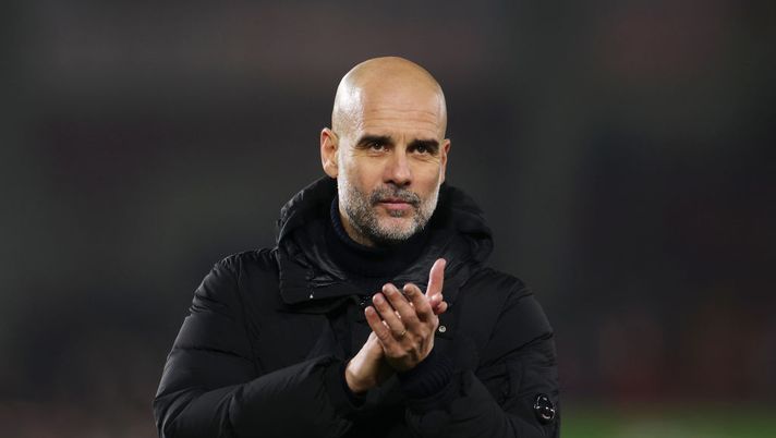 Pep Guardiola applaude i propri tifosi