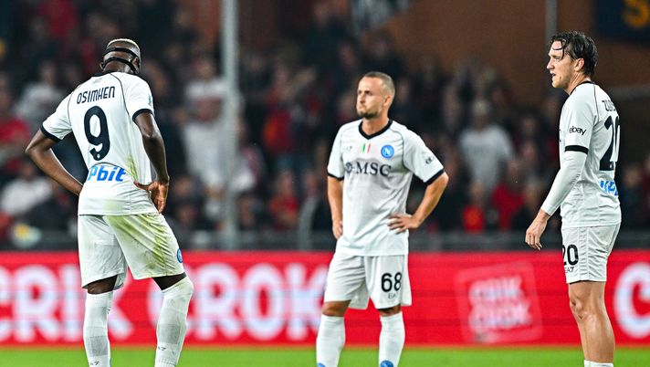 GENOA, ITALY - SEPTEMBER 16: Victor Osimhen (left), Stanislav Lobotka and Piotr Zielinski of Napoli react with disappointment after Mateo Retegui of Genoa has scored a goal during the Serie A TIM match between Genoa CFC and SSC Napoli at Stadio Luigi Ferraris on September 16, 2023 in Genoa, Italy. (Photo by Simone Arveda/Getty Images) Il Napoli è andato in svantaggio tre volte su quattro in questa Serie A: il dato - immagine 1