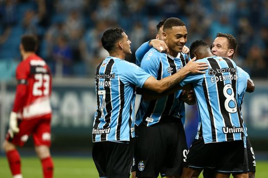 PORTO ALEGRE, BRAZIL - OCTOBER 16: Carlos Vinicius of Gremio celebrates with teammates after scoring the second goal of his team during the match between Gremio and Sao Paulo as part of Brasileirao 2025 at Arena do Gremio on October 16, 2025 in Porto Alegre, Brazil. (Photo by Pedro H. Tesch/Getty Images) Brasileirao, Gremio-Juventude: dove vedere la partita in streaming gratis- immagine 3