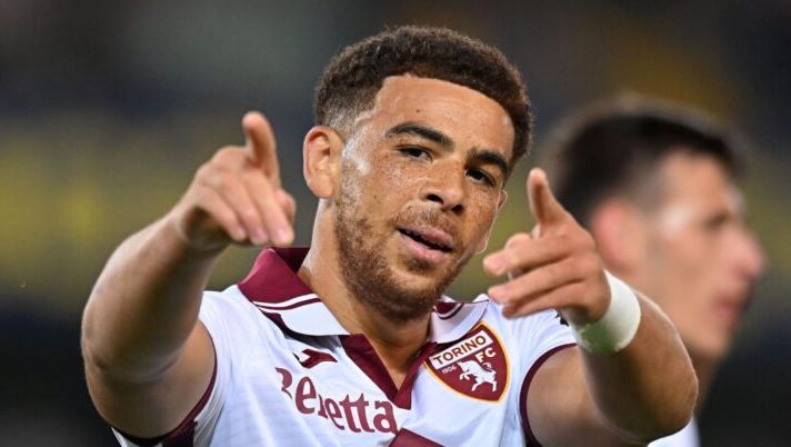 VERONA, ITALY - SEPTEMBER 20: Ché Adams of Torino FC celebrates after scoring his team third goal during the Serie A match between Verona and Torino at Stadio Marcantonio Bentegodi on September 20, 2024 in Verona, Italy. (Photo by Alessandro Sabattini/Getty Images) Adams: “Ecco l’obiettivo di gol per la stagione! Zapata, Ngonge, Sanabria e il mio ruolo…” - immagine 1