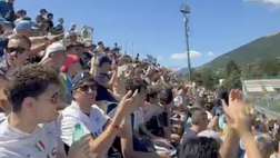 Ritiro Castel di Sangro, i tifosi intonano un coro per il compleanno di Conte