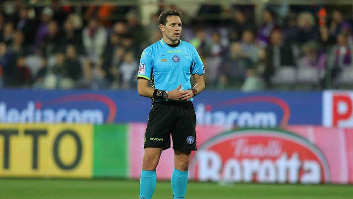FLORENCE, ITALY - APRIL 28: Matteo Marcenaro referee looks on during the Serie A TIM match between ACF Fiorentina and US Sassuolo at Stadio Artemio Franchi on April 28, 2024 in Florence, Italy. (Photo by Gabriele Maltinti/Getty Images) La moViola: Il braccio di Biraghi è troppo largo, Oliver se lo perde - immagine 1