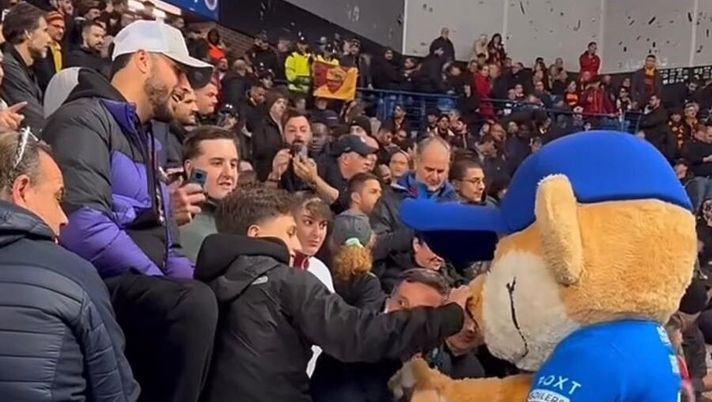 Roma, vittoria e sorrisi a Glasgow: la mascotte dei Rangers “diventa” romanista – VIDEO - immagine 1