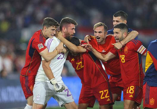 Unai Simon festeggiato dai compagni dopo la vittoria nella finale 2023 contro la Croazia Spagna, Unai Simon maestro dei calci rigore: il Leone ad un passo dal record di Buffon- immagine 2