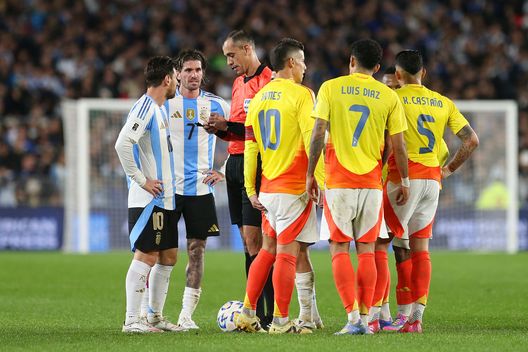 Un capannello nella partita di stanotte tra Argentina e Colombia. (Foto di Daniel Jayo/Getty Images) Argentina-Colombia, Messi senza freni contro James Rodriguez: “Parli troppo”- immagine 3