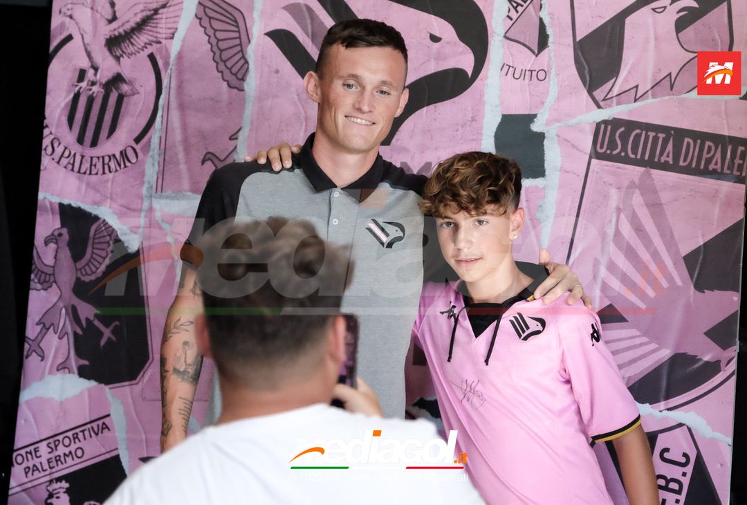 FOTO PALERMO: Liam Henderson incontra i tifosi allo Store Ufficiale (GALLERY) - immagine 19