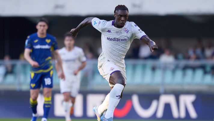 VERONA, ITALY - APRIL 04: Moise Kean of Fiorentina runs with the ball during the Serie A match between Hellas Verona FC and ACF Fiorentina at Stadio Marcantonio Bentegodi on April 04, 2026 in Verona, Italy. (Photo by Emmanuele Ciancaglini/Getty Images) Bocci: “Kean non facile da gestire. Crystal Palace? Viola meglio con le big” - immagine 1