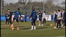 Il Napoli si allena a Castel Volturno: sorrisi e concentrazione durante il torello