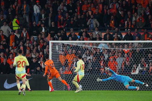 Tijjani Reijnders trova il gol del 2-1 nel corso del match valido per l'andata dei quarti di finale di Uefa Nations League tra Olanda e Spagna allo Stadio De Kuip (Foto di Alex Bierens de Haan/ Getty Images) Olanda, Koeman: “All’andata siamo stati superiori, vogliamo ripeterci domani”- immagine 4