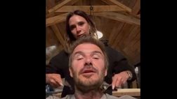 VIDEO / Victoria e David Beckham alle prese con il massaggio alla ‘Friends’