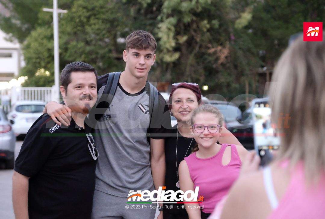 FOTO PALERMO: i giocatori rosanero scattano selfie con i tifosi (GALLERY) - immagine 51