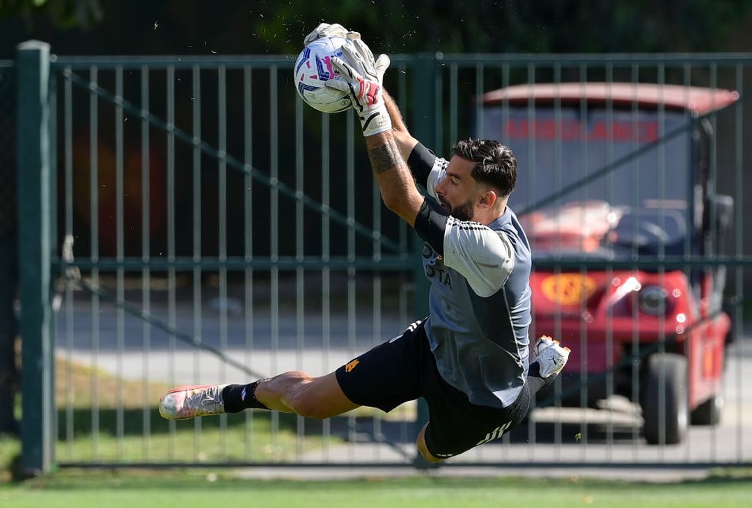 La Roma prosegue la preparazione a Trigoria: Matic e Dybala a parte – FOTO GALLERY - immagine 16