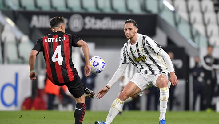 TURIN, ITALY - MAY 09: Adrien Rabiot of Juventus is challenged by Ismael Bennacer of AC Milan during the Serie A match between Juventus and AC Milan at Allianz Stadium on May 09, 2021 in Turin, Italy. Sporting stadiums around Italy remain under strict restrictions due to the Coronavirus Pandemic as Government social distancing laws prohibit fans inside venues resulting in games being played behind closed doors. (Photo by Filippo Alfero - Juventus FC/Juventus FC via Getty Images) Rabiot Milan