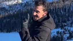 Ibra e il pallone: lo trova sulla neve e palleggia per diversi secondi