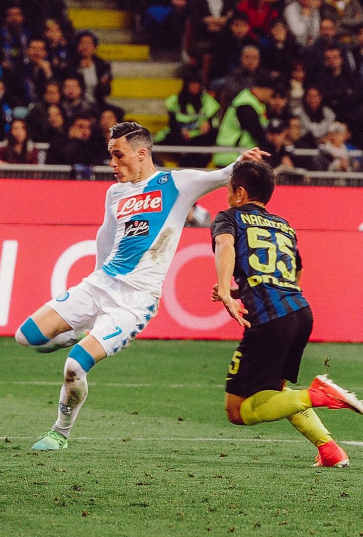 Poco più di 3 ore separano Inter-Napoli dal suo fischio d'inizio. Valevole per la 19ª giornata di Serie A, la gara andrà in scena alle 20:45 odierno. Nel frattempo, per smorzare l'attesa, l'account Instagram della società partenopea ha pubblicato un post composto da dodici fotografie, una per ogni battaglia che ha avuto per protagoniste, nella splendida cornice di San Siro, la compagine nerazzurra e quella campana. Un viaggio che va a ritroso: dalla stagione più recente, ovvero la 2024/25, fino ad arrivare all'annata 2013/14.