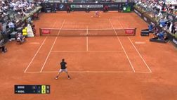 VIDEO / Nadal irreale: cade, si rialza e vince il punto