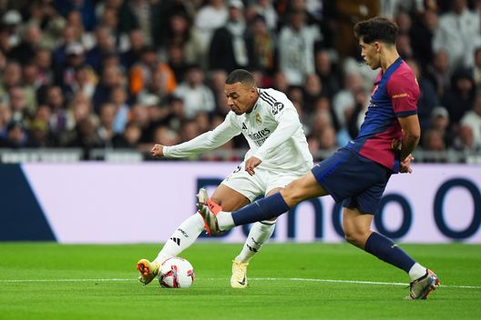 Kylian Mbappe contro Pau Cubarsi durante il Clàsico tra Real Madrid e Barcellona (Photo by Angel Martinez/Getty Images)