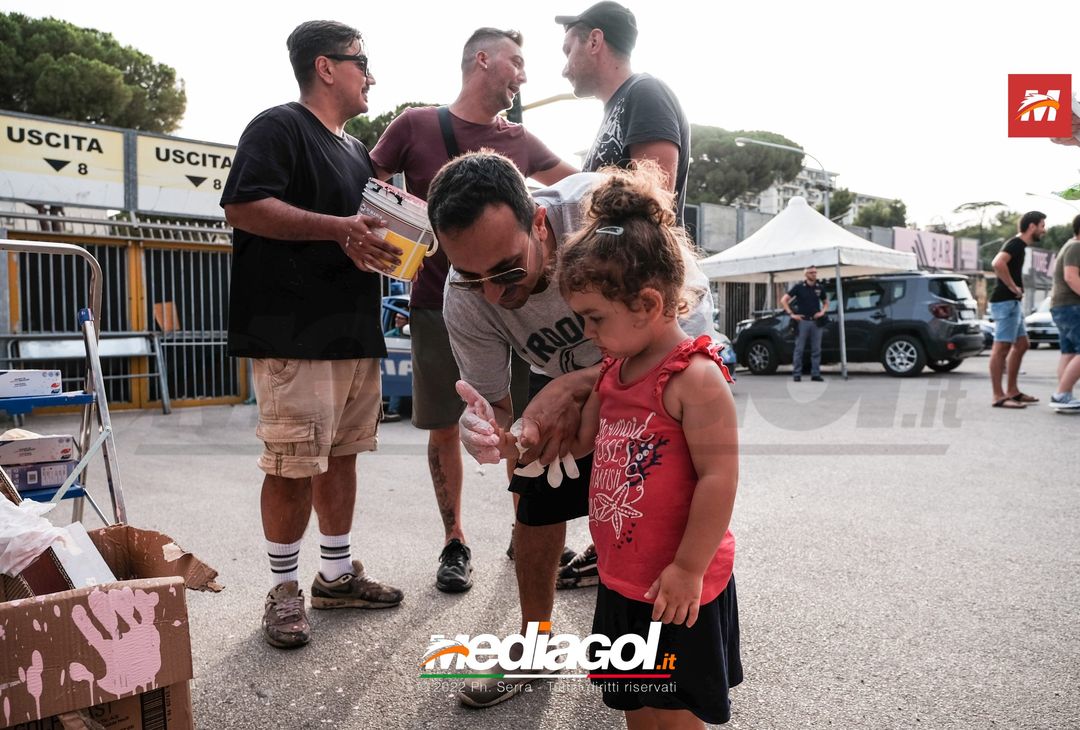 FOTO Palermo, le impronte rosa sul murales del ‘Renzo Barbera’ (Gallery) - immagine 79