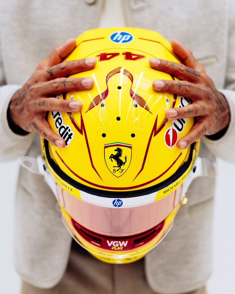 Hamilton fa impazzire i tifosi della Ferrari e presenta il suo nuovo casco giallo- immagine 2