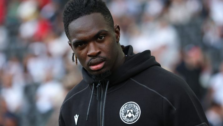 UDINE, ITALY - AUGUST 25: Oumar Solet of Udinese walks onto the pitch before kickoff at the Serie A match between Udinese Calcio and Hellas Verona FC at Stadio Friuli on August 25, 2025 in Udine, Italy. (Photo by Timothy Rogers/Getty Images) Biasin svela: “Ho parlato col capo scout dell’Udinese e mi ha detto che per Solet l’Inter…” - immagine 1