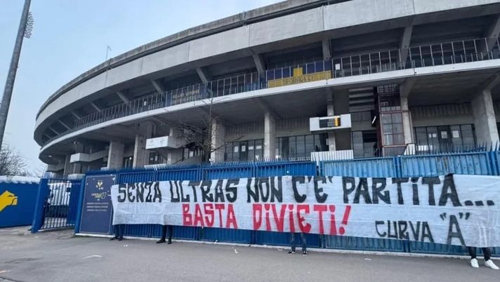 “Basta divieti!”, lo striscione degli ultras Napoli all’esterno del Bentegodi – FOTO - immagine 1