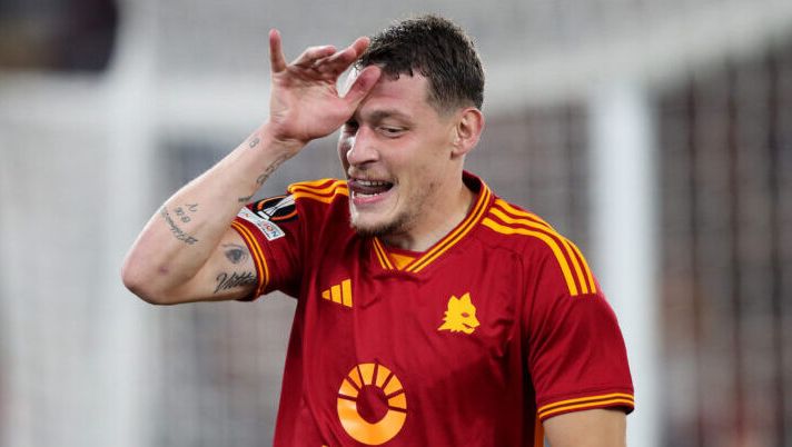 ROME, ITALY - OCTOBER 05: Andrea Belotti of AS Roma celebrates after scoring the team's second goal during the UEFA Europa League match between AS Roma and Servette FC at Stadio Olimpico on October 05, 2023 in Rome, Italy. (Photo by Paolo Bruno/Getty Images) Belotti può restare in Serie A: procede la trattativa, ecco gli ultimi aggiornamenti - immagine 1