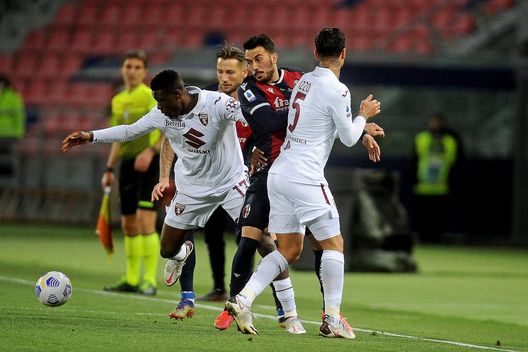 BOLOGNA, ITALY - APRIL 21: Nicola Sansone of Bologna FC reacts during the Serie A match between Bologna FC and Torino FC at Stadio Renato Dall'Ara on April 21, 2021 in Bologna, Italy. (Photo by Mario Carlini / Iguana Press/Getty Images)