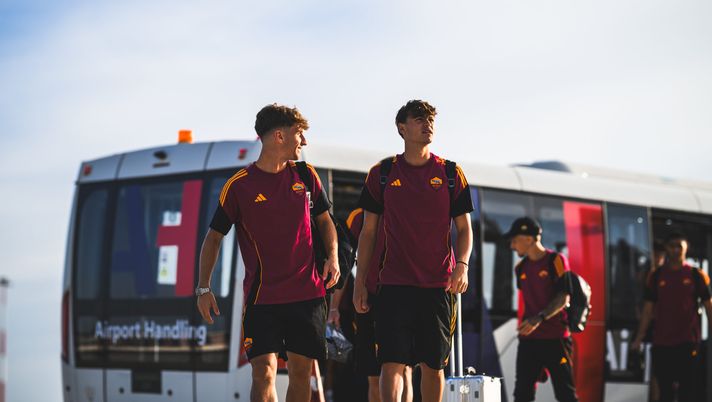 PISA, ITALY - AUGUST 29: AS Roma players Tommaso Baldanzi and Niccolò Pisilli travel to Pisa on August 29, 2025 in Pisa, Italy. (Photo by Fabio Rossi/AS Roma via Getty Images) Celik, rinnovo da definire. Gasp spinge per Zirkzee. Baldanzi e Pisilli in bilico- immagine 1