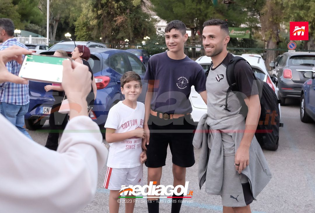 FOTO PALERMO: i giocatori rosanero scattano selfie con i tifosi (GALLERY) - immagine 33