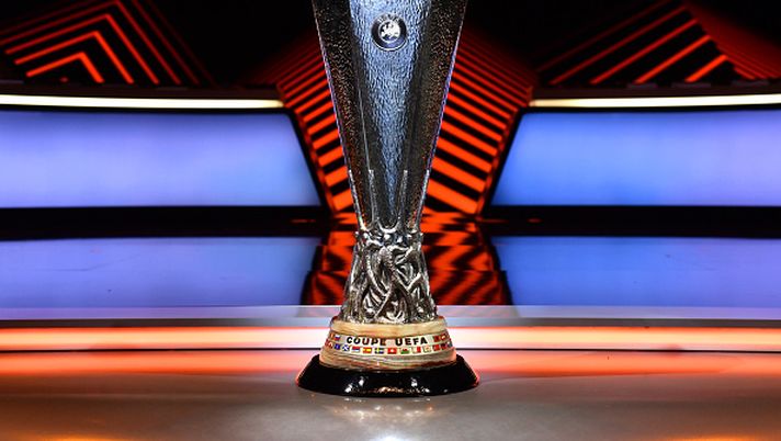 MONACO, MONACO - SEPTEMBER 01: The UEFA Europa League trophy is seen prior to the UEFA Europa League 2023/24 Group Stage Draw at Grimaldi Forum on September 01, 2023 in Monaco, Monaco. (Photo by Valerio Pennicino - UEFA/UEFA via Getty Images) Partizan-AEK, il racconto: un solo precedente e la doppia sfida del 2022 - immagine 1