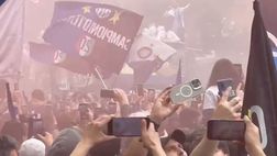 VIDEO / Inter, continua il percorso del pullman: la gioia e i cori dei tifosi