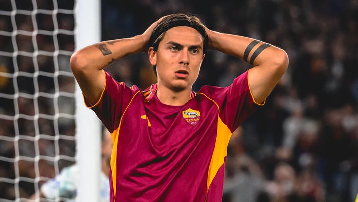 ROME, ITALY - OCTOBER 18: Paulo Dybala of AS Roma react during the Serie A match between AS Roma and FC Internazionale at Olimpico Stadium on October 18, 2025 in Rome, Italy. (Photo by Fabio Rossi/AS Roma via Getty Images) Infortunio Dybala, confermata la lesione: quante partite salta - immagine 1